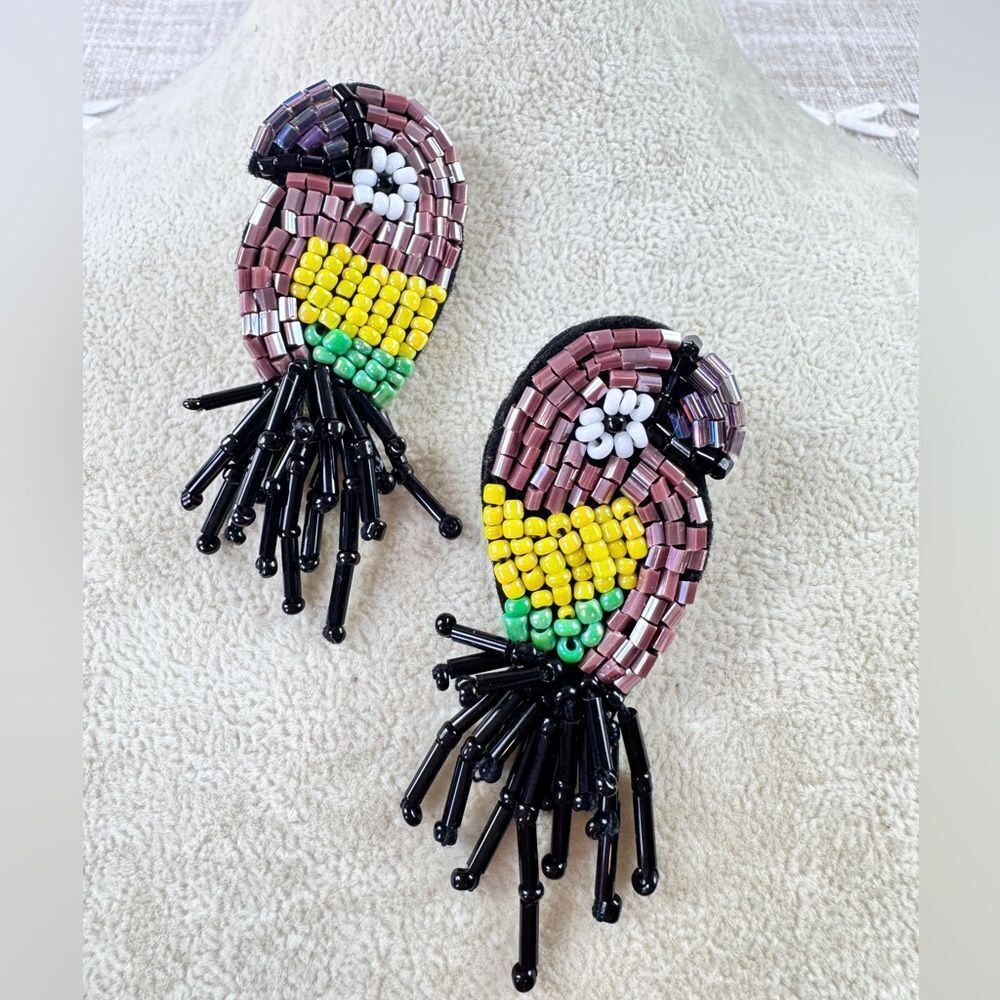 FP Beaded Tropical White Shore Parrot Post